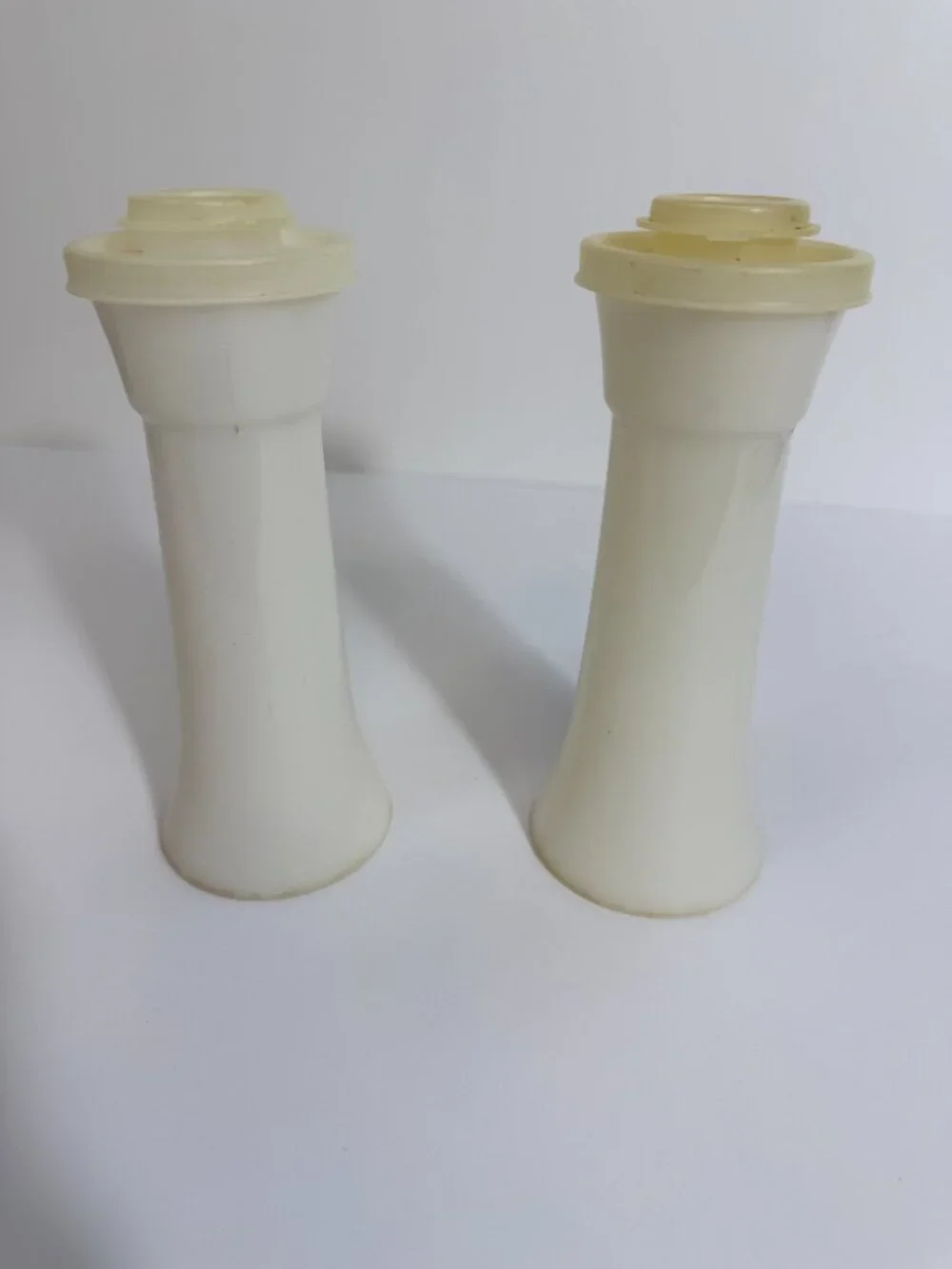 Vtg Tupperware Large Hourglass Salt & Pepper Shakers 6